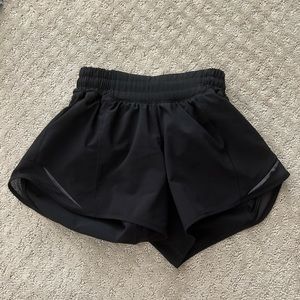 lululemon black hotty hot shorts 4”